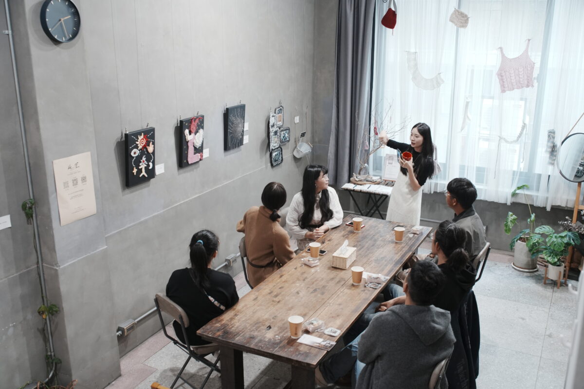 此室 2F 織物展覽導覽 創作者為觀眾解說作品