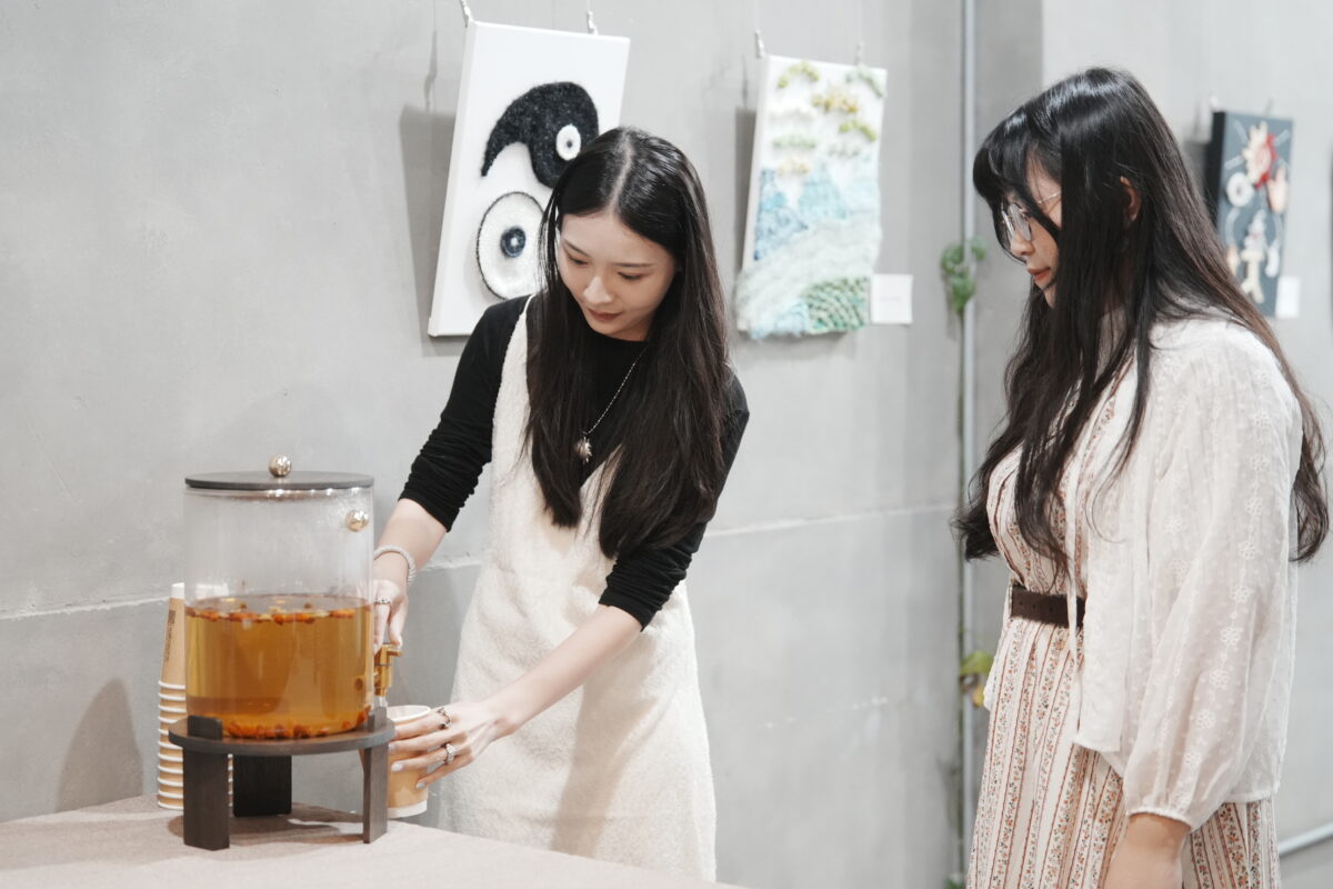 此室 2F 織物展覽開幕茶會交流
